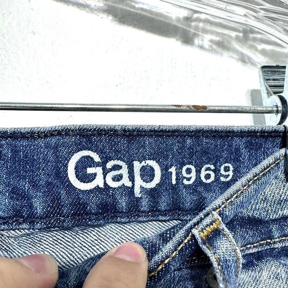 Gap Authentic Girlfriend High Rise Cutoff Medium Wash Denim Jean Shorts size 34 - Picture 2 of 5